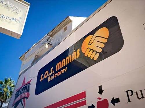 Der Truck von S.O.S. Mamas vor Ort